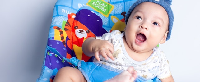 Bébé qui rit dans un transat